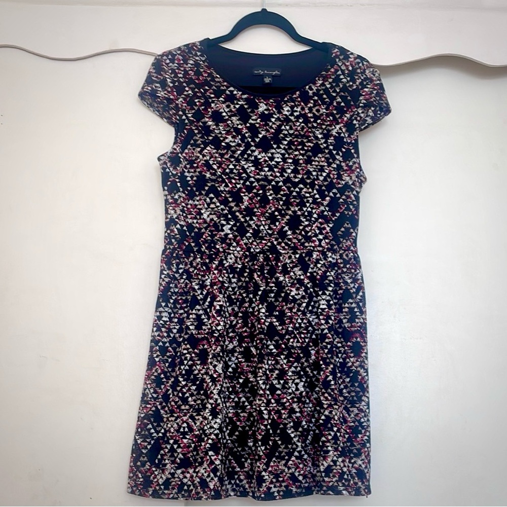 City Triangle Black White Red Tan Pattern Sheath Mini Dress with Cap Sleeves